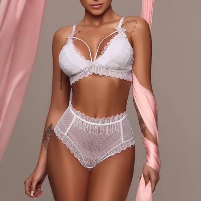 Blusa Blanca con Cortes Estratégicos