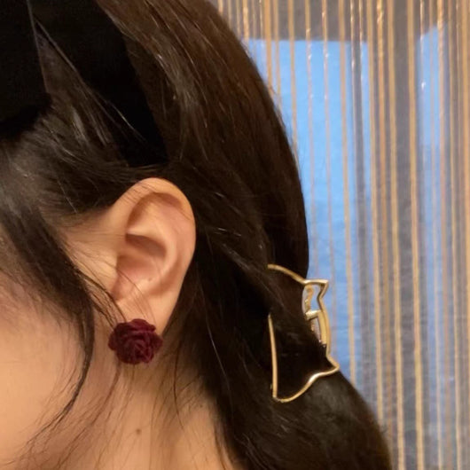 Aretes de Terciopelo Rojo con Flor Rosa - Clip Retro Elegante - Image 3