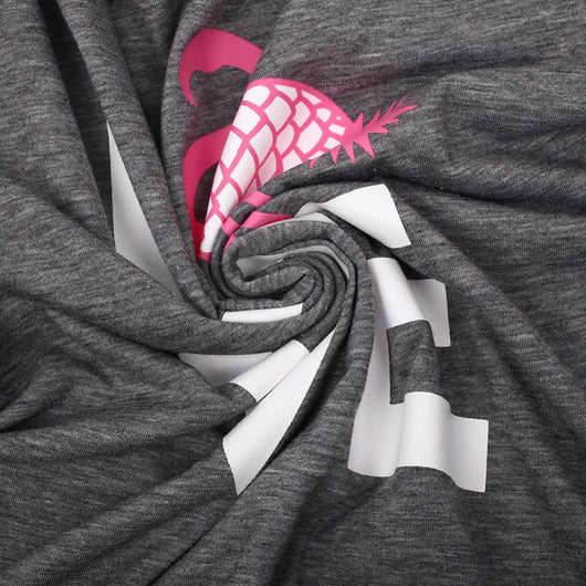 Playera gris con estampado de piña y amor de manga corta - Image 4