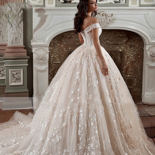 Vestido de Novia Minimalista Estilo Mori con Escote Frío y Cola Francesa - Image 9