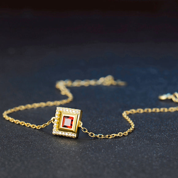 Pulsera de Plata Esterlina con Granate Natural y Detalles Dorados