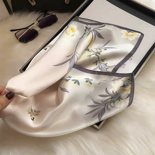 Pañuelo de Seda Beige Cuadrado para Mujer - Versátil y Fácil de Combinar - Image 4