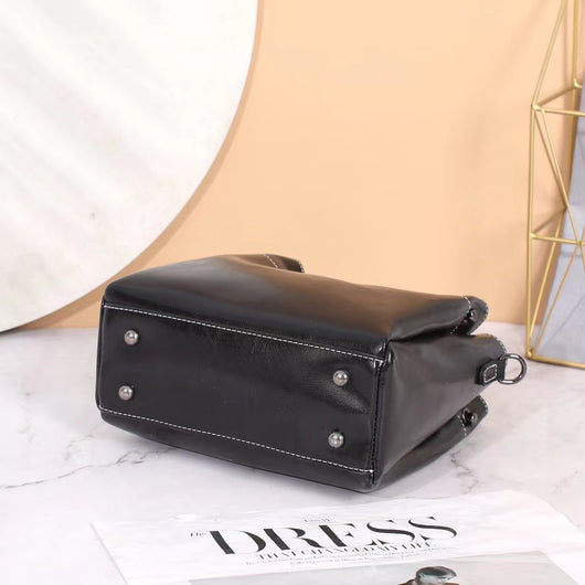 Bolso Bandolera de Cuero para Mujer - Diseño Versátil y Portátil - Image 2