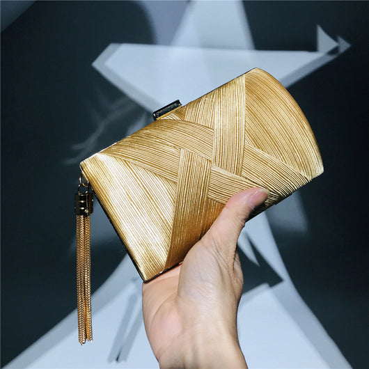 Bolso de Noche Elegante con Cierre Diamante Trenzado y Flecos Metálicos - Image 3