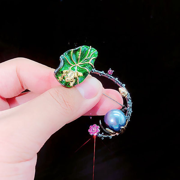 Broche Estanque de Loto con Dos Colgantes de Cadena