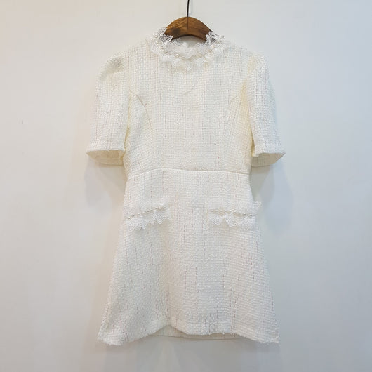 Vestido con Mangas Abullonadas, Encaje Perlado y Detalles de Madera - Image 2