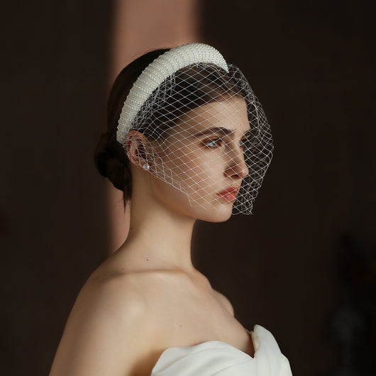 Velo Nupcial Estilo Audrey Hepburn Blanco Vintage con Cuentas y Malla Grande - Image 3