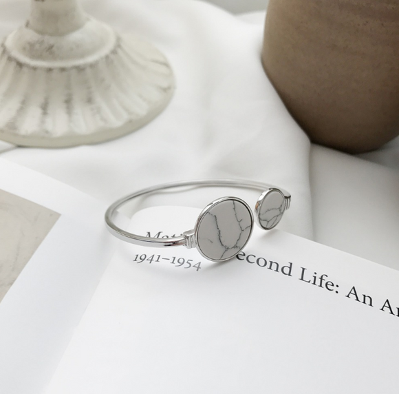 Pulsera de Pino Blanco Redonda - Accesorio de Moda Versátil