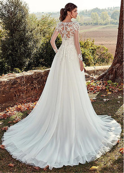 Vestido de Novia Elegante con Cuello Alto, Encaje y Cola Larga - Image 5