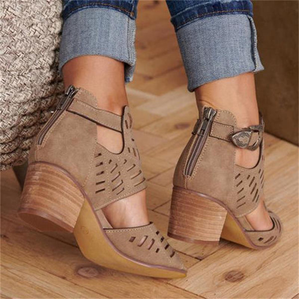 Sandalias de Tacón Tallado con Calados Decorativos