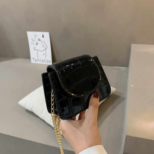 Bolsa Bandolera de Cuero Texturizado con Cadena Versátil - Image 12
