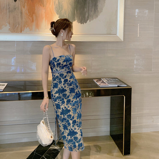 Vestido Ajustado de Terciopelo con Abertura y Estampado en la Espalda - Image 11