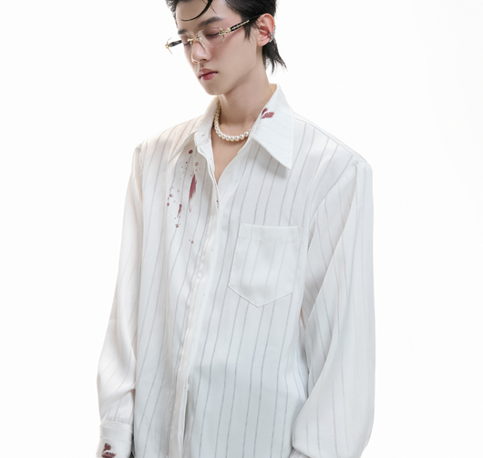 Cardigan Elegante con Estampado de Labiales y Textura Satinada - Image 2