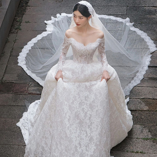 Vestido de Novia con Encaje Trailing y Mangas Largas Hombro Descubierto - Image 7