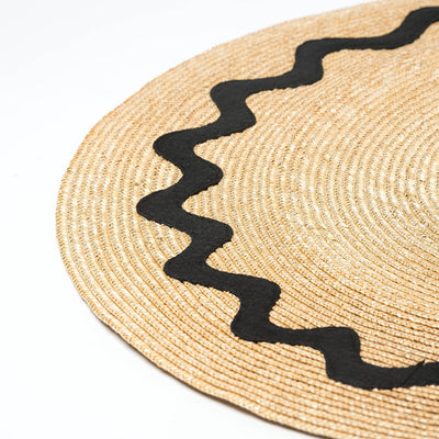 Gorra con Ala Ancha y Parche Ondulado - Image 10