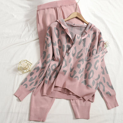 Conjunto Tres Piezas Estampado Leopardo con Chaleco y Cardigan con Capucha - Image 29