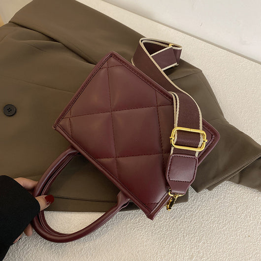 Bolso Cuadrado Pequeño con Correa Ancha y Detalles de Costura Automotriz - Image 12