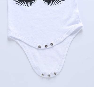 Conjunto de 3 Piezas: Romper Estampado con Letras, Shorts a Rayas y Turbante Blanco - Image 8