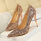 Tacones altos puntiagudos con lentejuelas