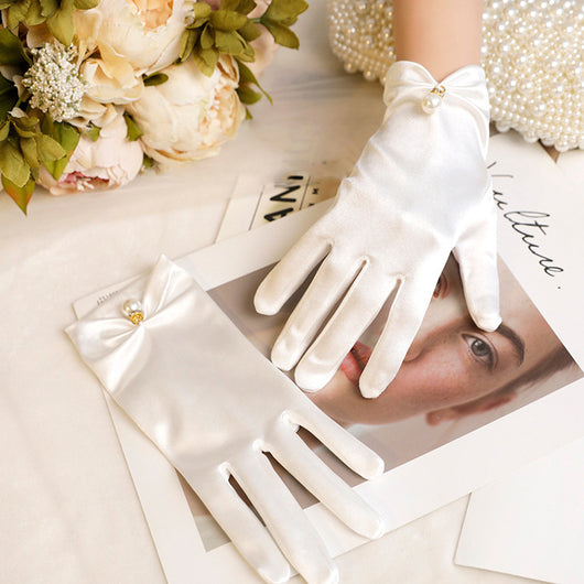 Guantes de Novia Cortos Estilo Audrey Hepburn con Perlas y Satén