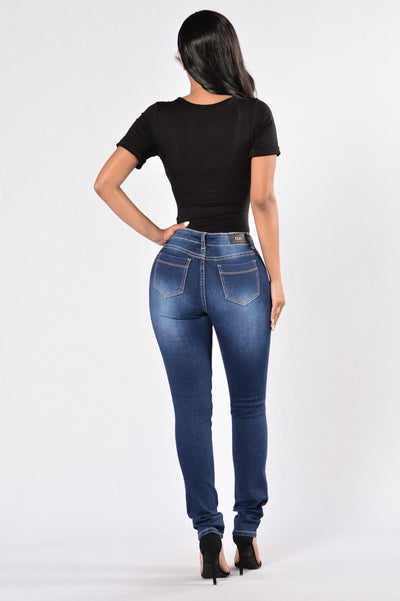 Pantalones Vaqueros Rotos de Moda Contemporánea - Image 14
