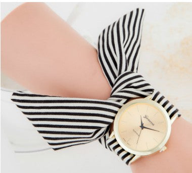Reloj de Oro con Diseño de Rayas Impresas