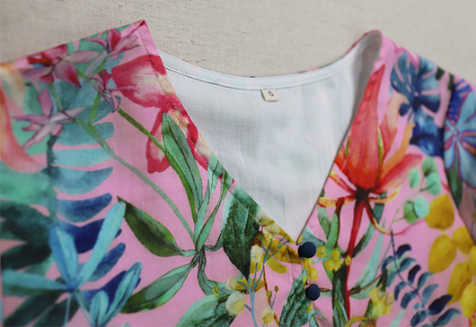 Blusa Literaria de Algodón y Lino con Cuello en V para Viajeras - Image 14