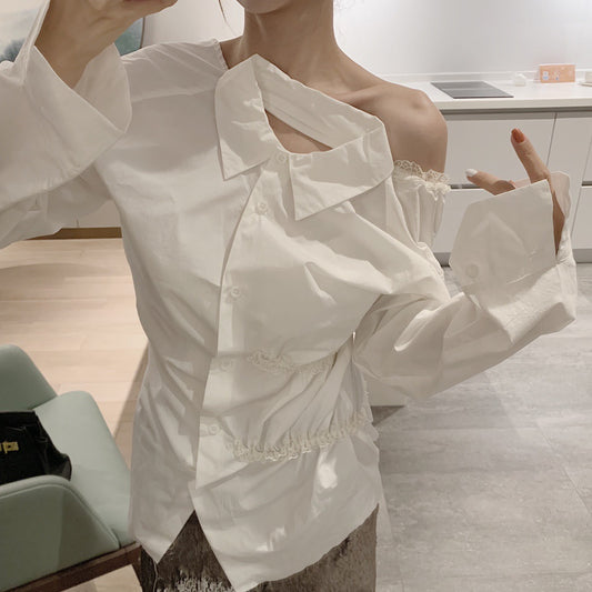 Blusa Blanca con Pliegues y Detalles de Encaje