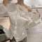 Blusa Blanca con Pliegues y Detalles de Encaje