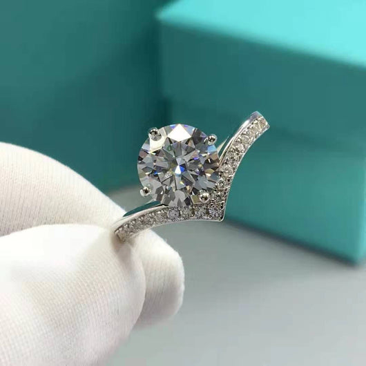 Anillo de Moissanita V con Oro Blanco 18K, Coronas de Cuatro Puntas y Diamantes