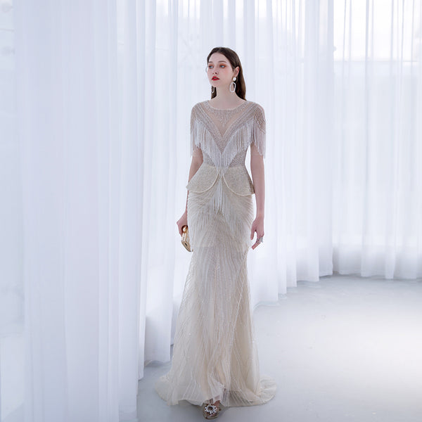 Vestido de Noche Elegante con Cola Sirena y Detalles de Borlas