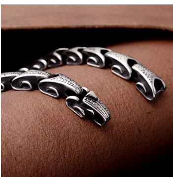 Pulsera de Acero Titanio Personalizada Estilo Retro para Hombre - Image 6