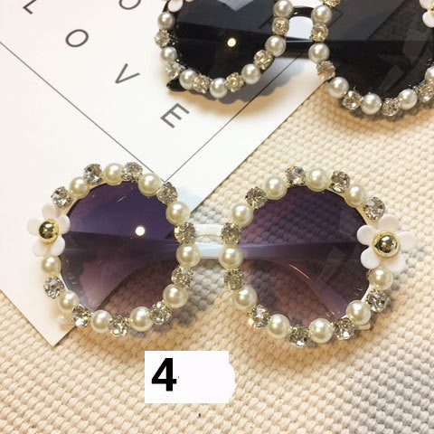 White round sunglasses with daisy flower embellishments on the frames and dark gradient lenses. - Image 43