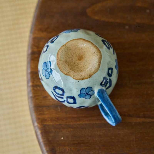 Taza de Cerámica Artesanal Azul y Blanco con Diseño Dibujado a Mano - Image 5