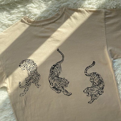 Camiseta Retro Tres Tigres Estampado Frente y Espalda para Mujer - Image 12