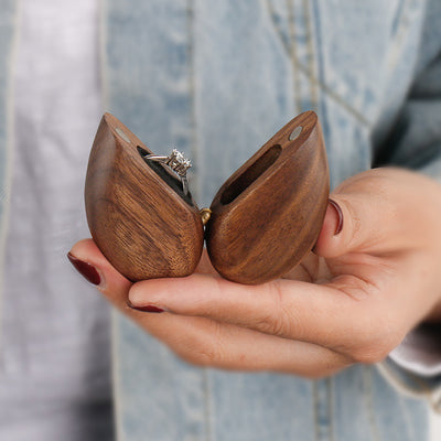 Caja Organizadora de Anillos en Forma de Corazón - Madera de Nogal Macizo - Image 3