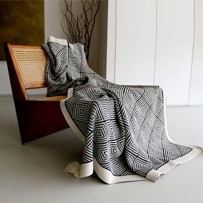 Manta de Descanso Geométrica Blanco y Negro - Diseño Retro Minimalista - Image 2