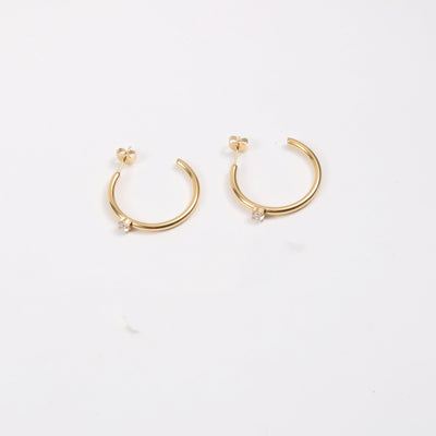 Aretes C con Circón en Acero Titanio Chapado en Oro 18K - Image 6