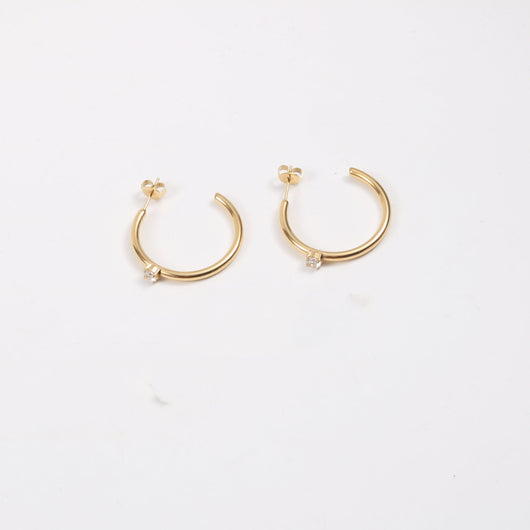 Aretes C con Circón en Acero Titanio Chapado en Oro 18K - Image 6