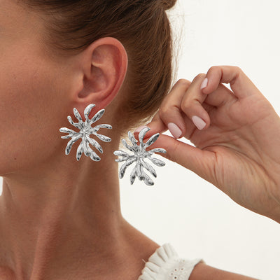Aretes de Flor Plisada en Metal Líquido - Image 23