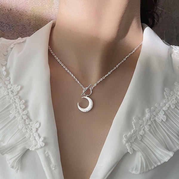 Collar Colgante Luna Plateada con Brillo - Accesorio de Personalidad