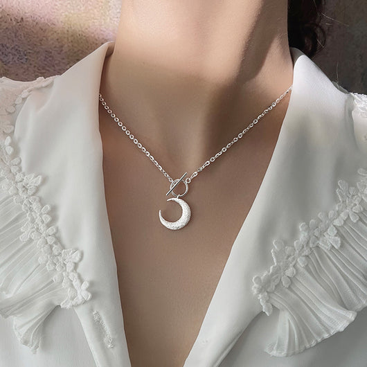 Collar Colgante Luna Plateada con Brillo - Accesorio de Personalidad
