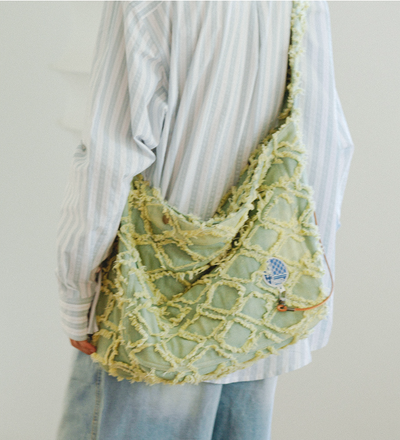 Bolso Bandolera Denim Destruido con Detalles de Diamante - Image 6