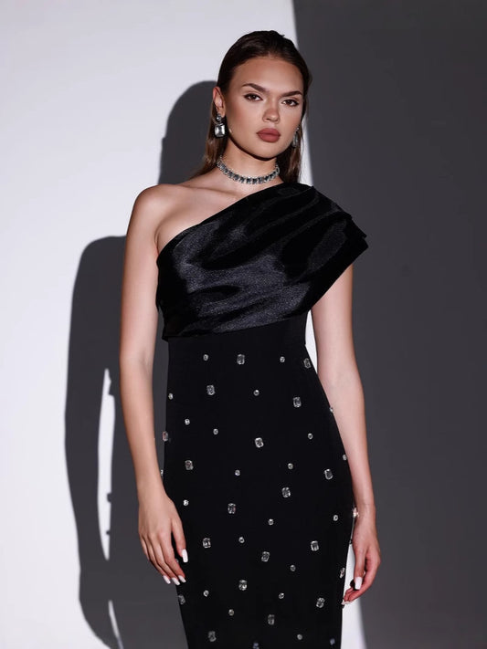 Vestido de Noche Negro con Hombros Descubiertos y Detalles Diamantados - Image 2