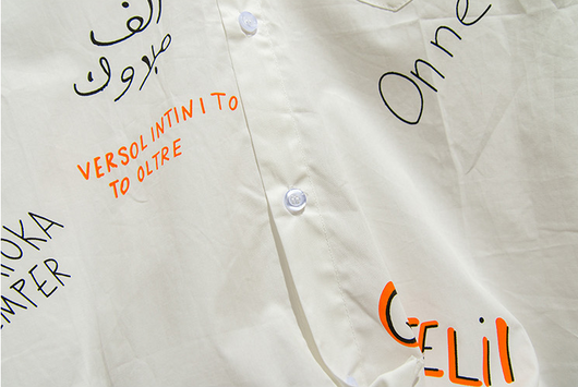 Playera Blanca Hombre Estilo Hong Kong con Estampado Graffiti - Image 15