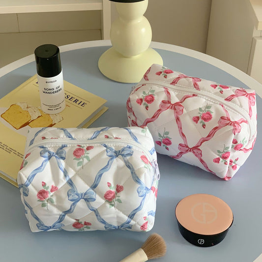 Bolsa de Cosméticos Viajera con Diseño de Corazón y Moño