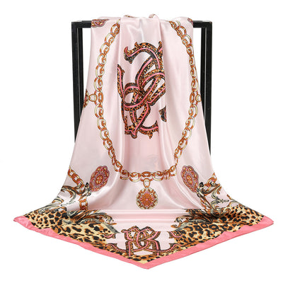Pañuelo de Satén con Estampado de Leopardo y Cadena Decorativa - Image 7