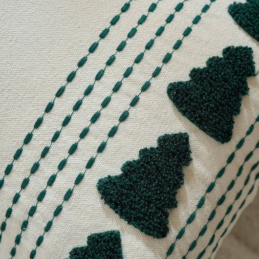 Funda de Cojín Navideño con Árbol Bordado y Detalles de Borlas - Image 3