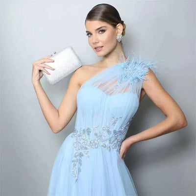 Vestido de Novia Azul Asimétrico con Detalles de Plumas - Image 2
