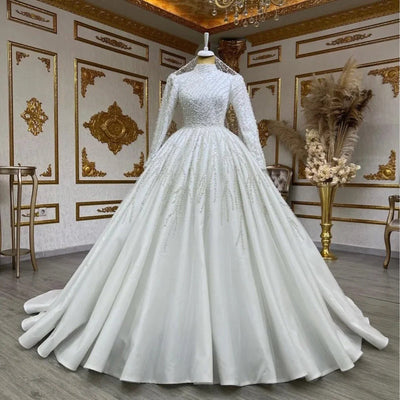 Vestido de Novia con Falda de Tul Voluminosa y Cola Elegante - Image 8